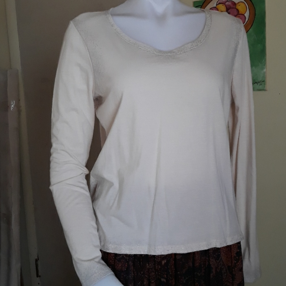 Fabletics Workout Top Size Med in Beige w/Silver Accents